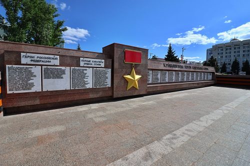 Имя на обелиске. Их подвиги отмечены Золотой звездой Героя Советского Союза
